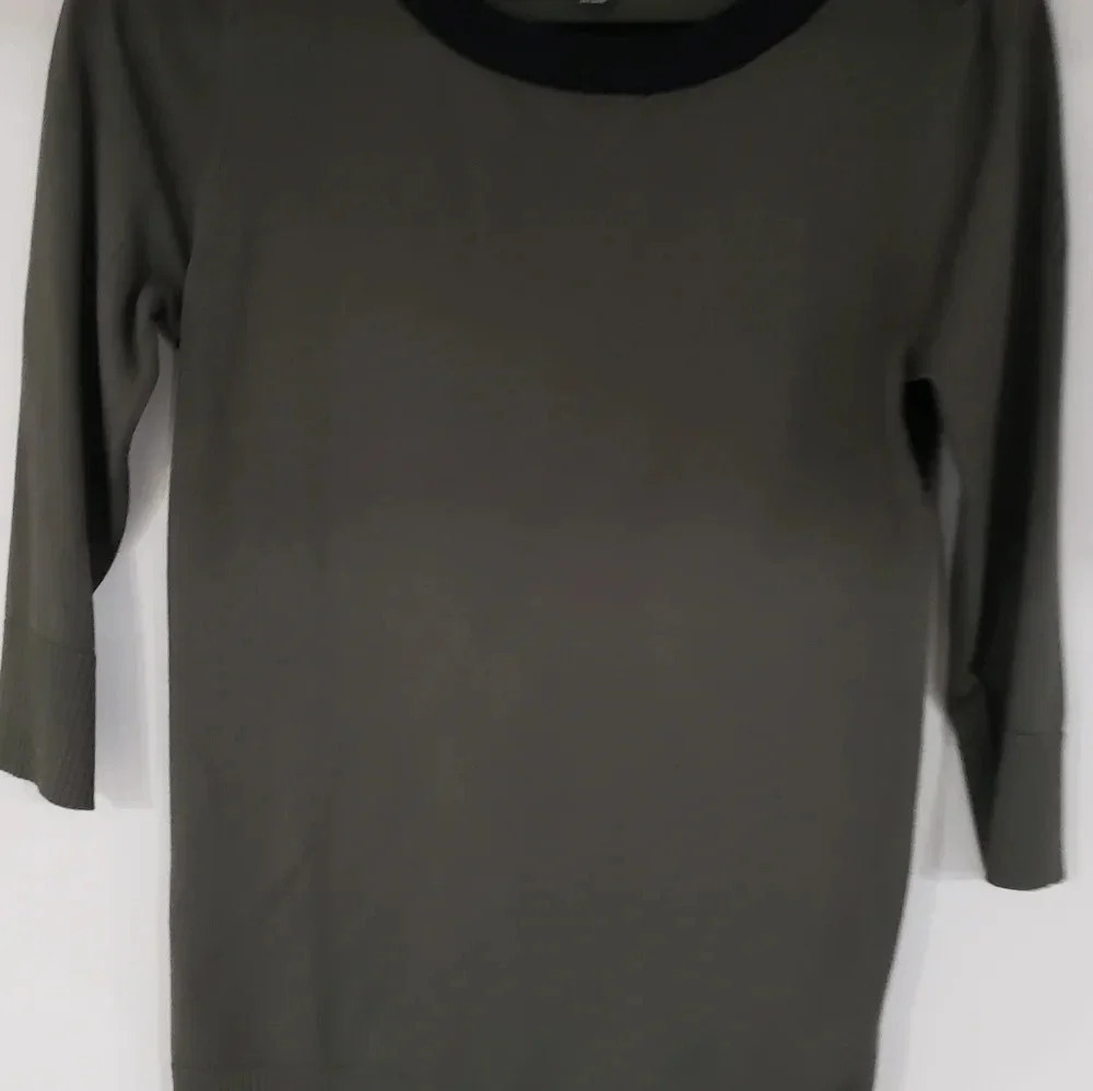(1)Cable and Gauge Dark Green Womans M/M Top